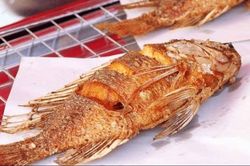 Mẹo rán cá vàng giòn, thơm phức, không dính nát