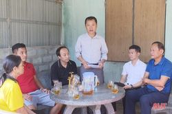 Giải bóng đá thiện nguyện góp tiền hỗ trợ bé bị ung thư máu ở Cẩm Xuyên