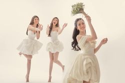 Á hậu Phương Anh hé lộ ảnh cưới 'quậy đục nước' với hai người chị em thân thiết
