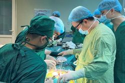 Hai bệnh nhân được ghép thận từ tạng hiến tại Bệnh viện Hữu nghị Đa khoa Nghệ An