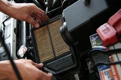 Cách vệ sinh và thay lọc gió xe ô tô