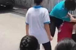 Nghệ An: Nữ sinh giật tóc, quật ngã bạn giữa đường