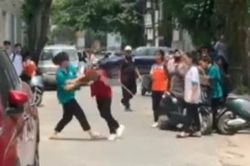 Hai nữ sinh THCS đánh nhau trên đường phố