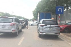 Khu vực trước cổng sân bay Nội Bài lộn xộn, bát nháo đến bao giờ?