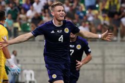 Tin bóng đá MU 9/9: McTominay vượt Ronaldo và Kane, MU đón tài năng mới