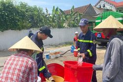 Huy động xe chuyên dụng chở nước sinh hoạt phục vụ người dân