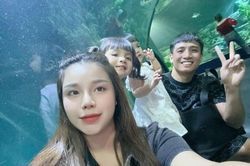 Hậu tin đồn ly hôn, trung vệ Bùi Tiến Dũng vui vẻ bên gia đình