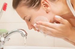 5 cách rửa mặt cần tránh và gợi ý những phương pháp cải thiện
