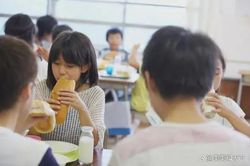 Phụ huynh tố trường ép mỗi học sinh mua 3 thùng sữa giá hơn 1 triệu