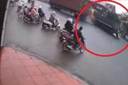 Clip: Tránh đại nạn cho xe máy, xe container tông kinh hoàng xe tải