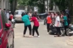 Nghệ An: Làm rõ clip nữ sinh túm tóc, giật bạn ngã giữa đường