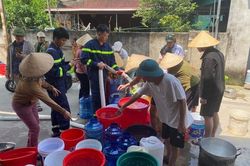 Hà Tĩnh: Điều động xe chữa cháy chở nước cho hàng trăm hộ dân