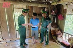 Đồn Biên phòng Trung Lý vận động, thu hồi 48 khẩu súng tự chế
