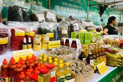 Phố đi bộ Hồ Hoàn Kiếm 'khác lạ' với nhiều gian hàng nông sản
