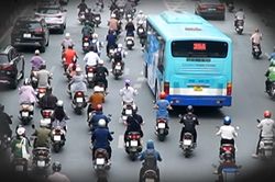 Xe bus lấn làn, tạt đầu, tranh cướp đường - 'đặc sản' giao thông Hà Nội