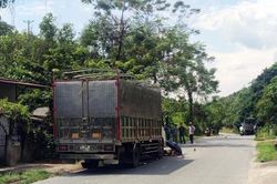 Xe máy chở 3 đối đầu ô tô tải: Thêm 1 nạn nhân tử vong