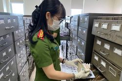 Phía sau bức ảnh thờ và linh cảm của nữ chiến sĩ tàng thư