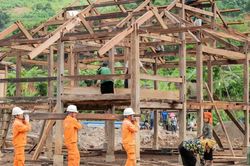 Di chuyển 23 ngôi nhà khỏi sườn đồi sạt lở