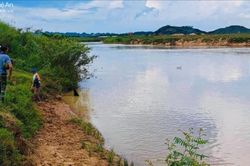 Đi chụp ảnh ở bờ sông, một học sinh trượt chân đuối nước