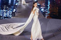 Lê Hoàng Phương lần đầu trình diễn sau đăng quang, catwalk thế nào?