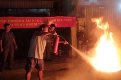 Thực tập phương án chữa cháy và cứu nạn cứu hộ tại Tổ Liên gia an toàn phòng cháy chữa cháy tại phường Mỹ Bình