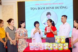 Gần 40 nhân viên, chủ cửa hàng được đào tạo kiến thức về dinh dưỡng
