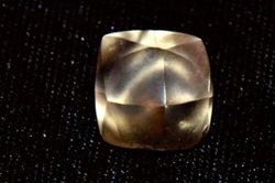 Bé gái 7 tuổi phát hiện viên kim cương 2,95 carat khi đi thăm công viên