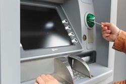 Để tiền trong thẻ ATM có sinh lãi?