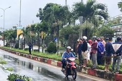 Tông vào xe tải đậu bên đường, 2 vợ chồng tử vong