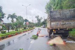 Kon Tum: Đâm vào xe tải đỗ bên đường, 2 người trên xe máy tử vong tại chỗ