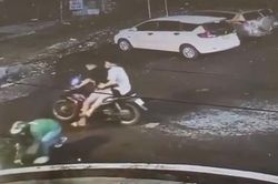 Bắt nóng hai thanh niên cướp xe máy của tài xế xe ôm ở TP. HCM