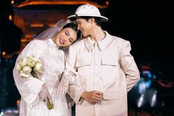Tường San diện váy cưới trên sàn catwalk, thần sắc thế nào?