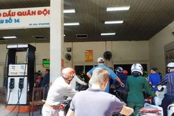 Giá xăng dừng tăng, dầu tiếp tục