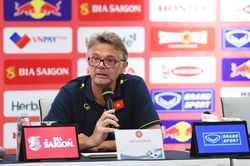 HLV Troussier lấy Brazil và Nhật Bản để chỉ điểm yếu của đội tuyển Việt Nam