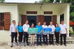 Liên đoàn Lao động tỉnh trao hỗ trợ xây nhà 'Mái ấm Công đoàn'