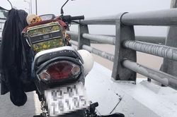 Mẹ ôm con 2 tuổi nhảy cầu Cổ Chiên