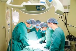 Lương không đủ sống, nhiều bác sĩ trẻ đánh liều vay tiền mở phòng khám tư