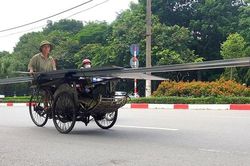 Nguy hiểm khôn lường từ những xe ba gác chở sắt, tôn khổ dài tung hoành khắp đường phố Hà Nội