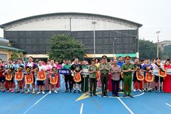 Chiến sĩ Công an quận Hoàn Kiếm háo hức tranh tài trên sân cỏ