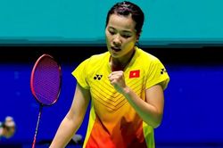 Hình ảnh tay vợt Nguyễn Thùy Linh lủi thủi một mình đất khách quê người khiến nhiều CĐV Việt Nam chạnh lòng
