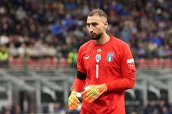 Gianluigi Donnarumma cầu bình an ở San Siro