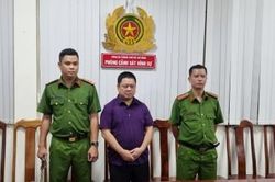 Nguyên Cục trưởng Cục Đăng kiểm đưa 100.000USD nhờ 'chạy án'