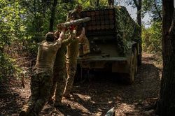 Đoàn xe bọc thép bị tấn công ở hướng Nam Donetsk, hàng chục UAV rơi