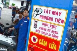 Hút thuốc, sử dụng điện thoại tại cây xăng có bị xử phạt không?