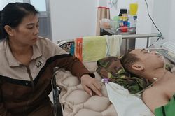 Cầm cố nhà được 100 triệu đồng, cha hốt hoảng vì không đủ lo cho con