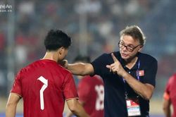 Huấn luyện viên Troussier: 'Công Phượng và Văn Toàn cần thi đấu sòng phẳng hơn để cạnh tranh vị trí'
