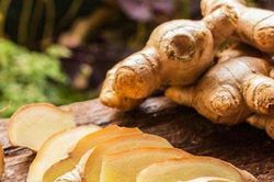 Những tác dụng không ngờ khi đắp gừng vào lòng bàn chân trước khi đi ngủ