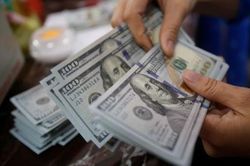 Giá USD ngân hàng thương mại ngược chiều tỷ giá trung tâm