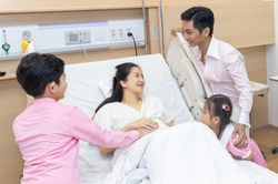 Phan Hiển xúc động trước tiếng khóc đầu đời của con, nghẹn ngào cảm ơn Khánh Thi