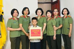Ban Phụ nữ Công an nhân dân đỡ đầu để bé mồ côi yên tâm đến trường